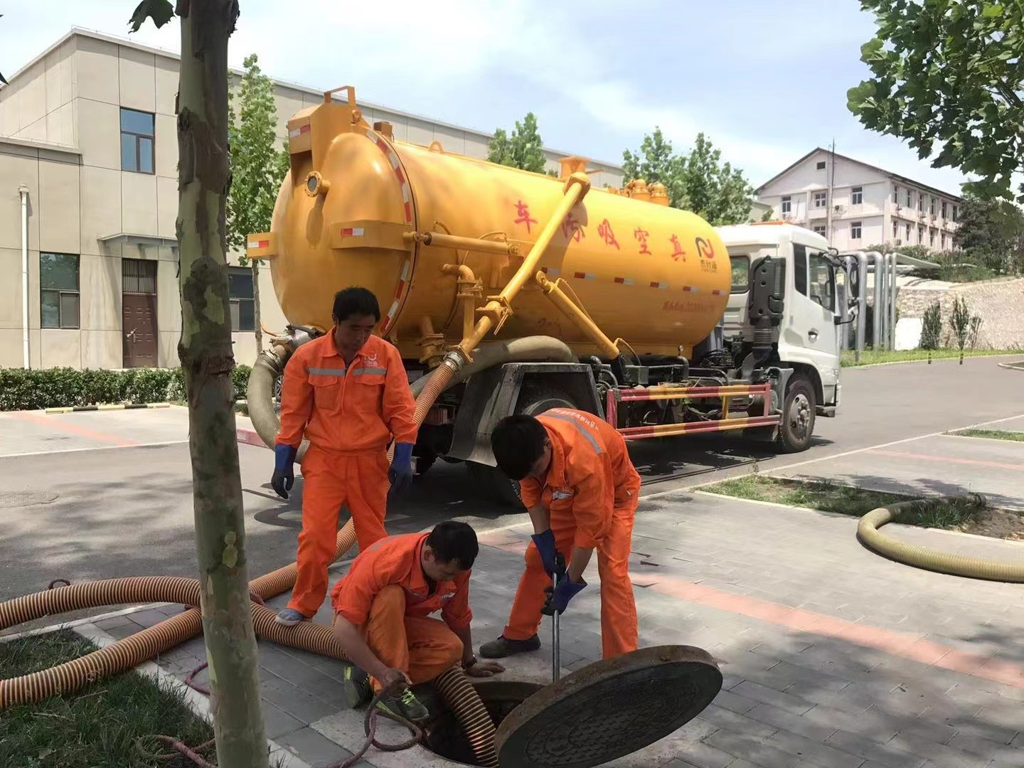 扎赉特管道疏通车停在窨井附近