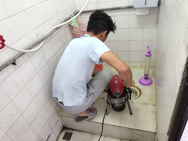 扎赉特管道堵塞冒臭气 专业师傅现场解决问题